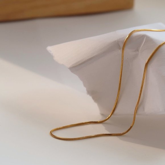 NEW 18K Gold Plated Snake Chain Necklace - Picture 4 of 10